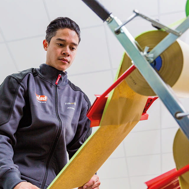 Podajnik papieru na 4 rolki