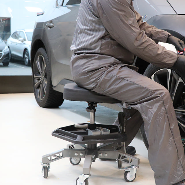 Sgabello mobile con vassoio